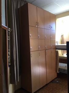 Un vestuario con taquillas marrones en una habitación. en Хостел AUTOMAX, en Dnipro