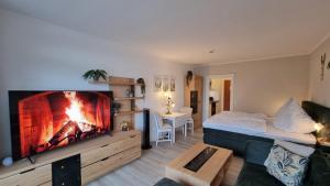 哈嫩克利博克斯维斯Böckchen - Vier Jahreszeiten的一间卧室配有一张床和一个壁炉。