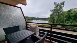 哈嫩克利博克斯维斯Böckchen - Vier Jahreszeiten的阳台设有长凳,享有河景