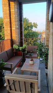 un patio con sofás y una mesa en el balcón en Room in a Luxury apartment in Central London -Private toilet, en Londres 11 fotos más