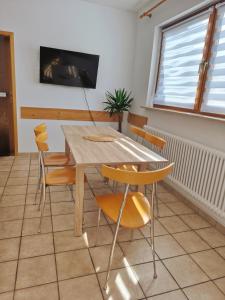 a dining room with a table and chairs at 4 Zimmer geräumige und ruhig gelegene Ferien- und Monteurwohnung nur für Sie allein AUjvari Vermietungen in Spiegelberg +25 photos