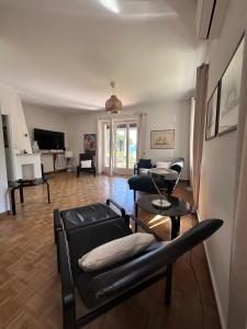sala de estar con sillas negras y sofá en Villa Lake View 2 Double Bedrooms, en Lugano