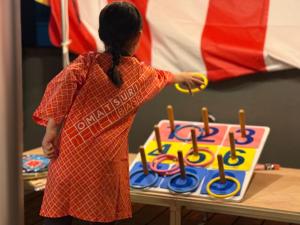 東京にあるOMATSURI BASE Nakanoshimbashiの誕生日ケーキの前に立っている少女 +10枚の写真