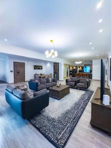 Χώρος καθιστικού στο Primrose Apartments Kololo