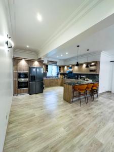 Η κουζίνα ή μικρή κουζίνα στο Primrose Apartments Kololo