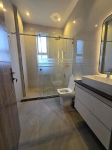 Ένα μπάνιο στο Primrose Apartments Kololo