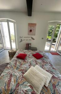 Postel nebo postele na pokoji v ubytování L'appart Thé - Charme discret au coeur des Alpilles + 63 fotografií