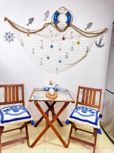 a table and two chairs with a table and a net at Jezero Sniježnica - Vikendica in Sniježnica