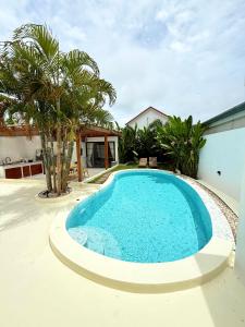 ein Swimmingpool im Hinterhof eines Hauses in der Unterkunft 2BR Pool Villa&Garden - Bali style by La Perla Phuket Rawai in Ban Saiyuan (1)