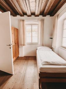 Postel nebo postele na pokoji v ubytování Schwarzes Haus + 24 fotografií