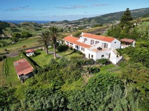 奥尔塔Majesty Charming的山上房屋的鸟瞰图