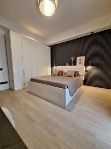 a bedroom with a large bed in a room at Casa Nico in Dossobuono