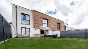 una casa con recinzione e tavolo con ombrellone di Villa Bulle Dorée & Spa privatif Amnéville ad Amnéville