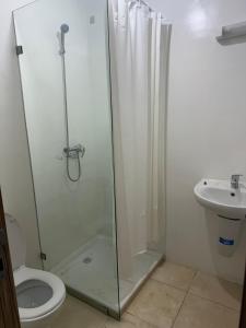 Un baño con ducha, inodoro y lavabo. en Shams Tikiouine, en Agadir