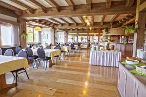 Restauracja lub miejsce do jedzenia w obiekcie Hotel Waldachtal