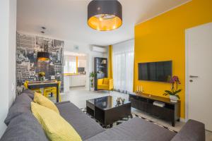 Un televizor și/sau centru de divertisment la Terrace Apartments at City Park
