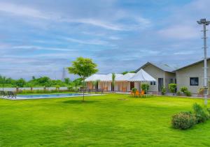KevadiaUnity Sunrise Resort Best Hotel Near Statue of Unity的一个带游泳池的大院子的度假胜地
