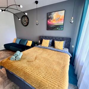 Ένα ή περισσότερα κρεβάτια σε δωμάτιο στο Studio Krzemieniecka, metro Słodowiec, heating, free parking by Cosmo Spirit