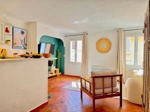 ein Wohnzimmer mit Sessel und Couch in der Unterkunft Refuge reposant - Centre ville - Espace Bureau in Aix-en-Provence