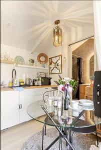 Η κουζίνα ή μικρή κουζίνα στο Garden Guesthouse +31 φωτογραφίες