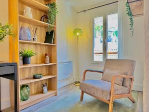 ein Wohnzimmer mit einem Stuhl und einer Stehlampe in der Unterkunft Refuge reposant - Centre ville - Espace Bureau in Aix-en-Provence