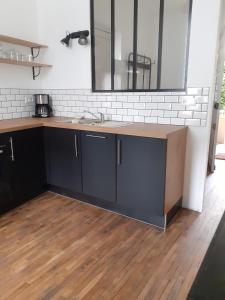 a bathroom with a sink and a mirror at Charmante maison de ville avec le calme de la campagne in Poitiers +6 photos
