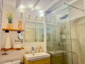 ein Badezimmer mit Glasdusche und Waschbecken in der Unterkunft Refuge reposant - Centre ville - Espace Bureau in Aix-en-Provence + 13 Fotos