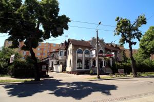 a building on the corner of a street at Dworek Mitro in Gdynia