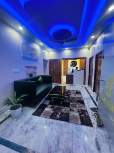 a living room with a couch and a blue ceiling at Hotel Pramod Park in Nūāhatā
