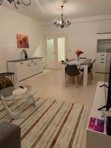 a living room with a table and a kitchen at Appartement 2 chambres à Place Coronmeuse in Herstal