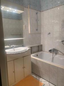 a bathroom with a sink and a bath tub at Appartement 2 chambres à Place Coronmeuse in Herstal