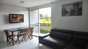 Ruang duduk di Cómodo apartamento sur de cali