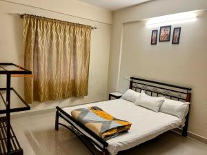 una camera da letto con un letto e una finestra di EasyLife 2BHK Whitefield Retreat a Bangalore