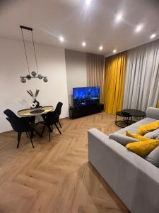 Μια τηλεόραση ή/και κέντρο ψυχαγωγίας στο Nowoczesny Apartament w centrum Warszawy parking, smart TV, self check-in
