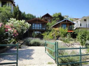 una casa con una valla frente a un jardín en Zeus-Village οικισμός φινλανδικών chalet με πισίνες & γυμναστήριο, en Mólos