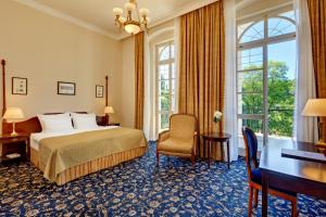 Gourmet Hotel Villa Patriot tesisinde bir odada yatak veya yataklar