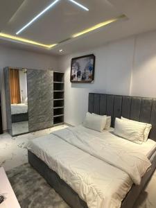 Postel nebo postele na pokoji v ubytování LUXURY 3 Bedroom LEKKI , JOJO ESCAPE HOME APARTMENT