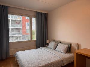 Ένα ή περισσότερα κρεβάτια σε δωμάτιο στο Warm and cozy one-bedroom & Sauna