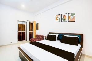 Ένα ή περισσότερα κρεβάτια σε δωμάτιο στο HOTEL O NANDI PALACE +22 φωτογραφίες