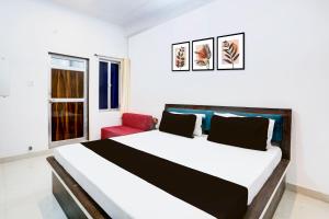 Ένα ή περισσότερα κρεβάτια σε δωμάτιο στο HOTEL O NANDI PALACE