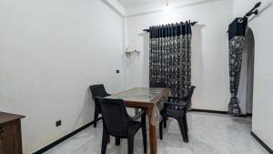 a dining room with a table and chairs at Kavi Guest Belihuloya in Belihuloya