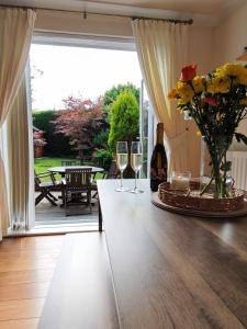 KentonにあるKingston Park 3BR - Great for Families&Contractorsのリビングルーム(ワイングラスと花のテーブル付)