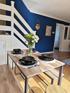 KentonにあるKingston Park 3BR - Great for Families&Contractorsのダイニングルームテーブル(皿、花付)