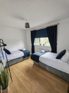 KentonにあるKingston Park 3BR - Great for Families&Contractorsの窓のある部屋にベッドが2つある