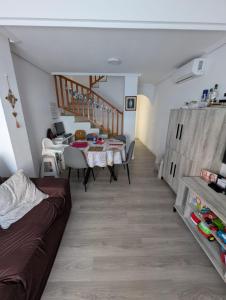 ロス・アルカサレスにあるModern 3 Bed House with shared pool in Los Alcazaresのテーブルとダイニングルームのあるリビングルーム