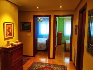 a room with a bedroom with a bed and a dresser at Precioso apartamento en el Paraíso Natural 