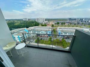クチンにあるTT3 SOHO Near Unimas & Fameの市街の景色を望む建物のバルコニー
