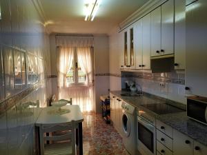 a kitchen with a sink and a washing machine at Precioso apartamento en el Paraíso Natural 
