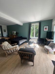 a living room with a couch and chairs and a tv at Maison 8 pers à 900 m de la mer au calme in Vaux-sur-Mer