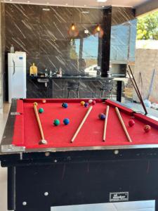 - un billard avec des balles de sauvetage en haut dans l'établissement Rancho Fiel - Lago das Brisas, à Burity Alegre